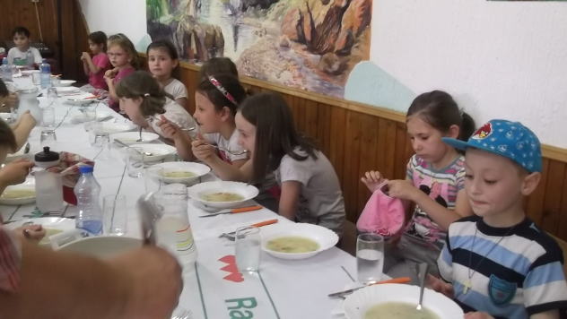Deca iz vrtića na doručku kod članice udruženja Temštanka - © Foto: Gordana Simonović Veljković