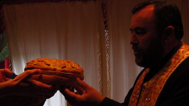 Sveštenik blagosilja slavski kolač - foto: Miloš Topi Miladinović
