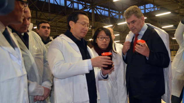 Kineski ministar u poseti fabrici zimnice u Jarmenovcima - © Foto: Biljana Nenković