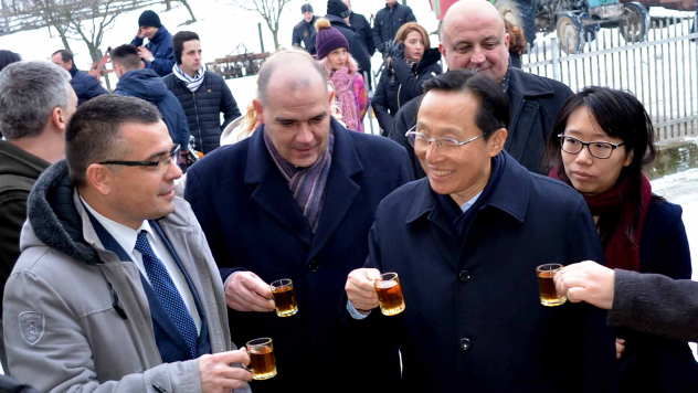 Kineski i srpski ministri poljoprivrede nazdravljaju rakijom - © Foto: Biljana Nenković
