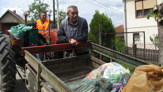 Odnošenje smeća u selu Vlakča - © Foto: Biljana Nenković