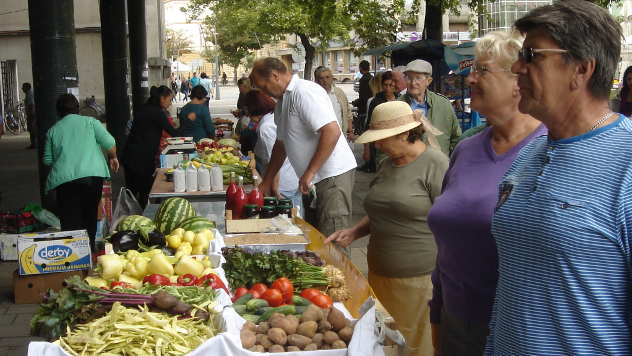 Kupci na Sajmu organske hrane u Šapcu