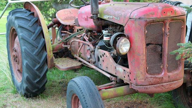 Srpske njive oru zastareli traktori - © Pixabay