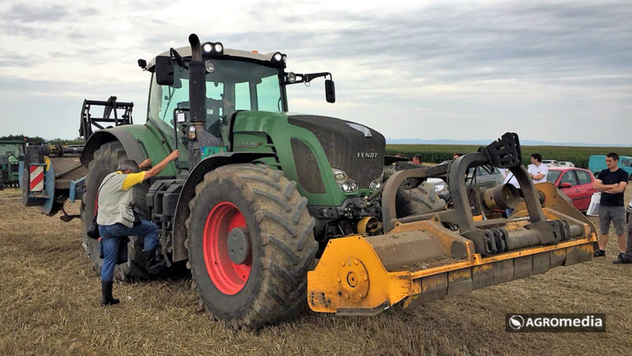 Traktor na polju © AGROmedia