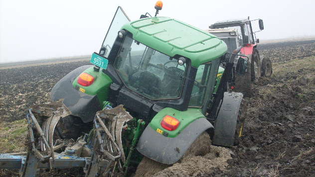 Traktori u blatu  - © Foto: Ljubomir Tamaš