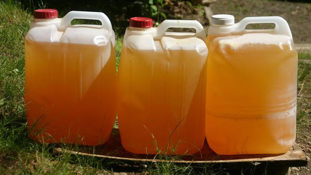 Urin - © Foto: Pretakanje urina - © Foto: Pravljenje skladišta za urin - © Foto: Kim Nejs na svom imanju © Foto: http://modernfarmer.com/2014/01/human-pee-proven-fertilizer-future/