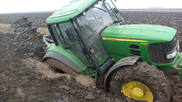 Traktor u blatu  - © Foto: Ljubomir Tamaš